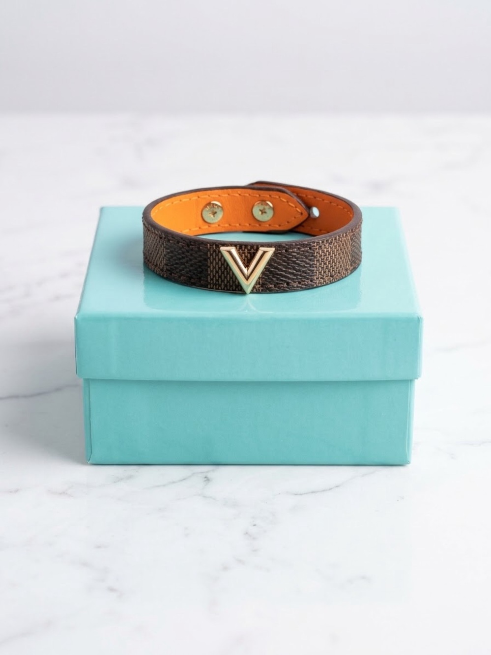 NWOT Unbranded Brown Geometric Patterned V Hardware Leather Cuff Bracelet